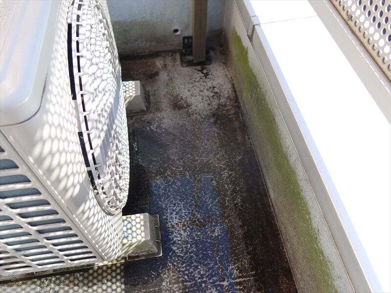 ベランダの床面は汚れが多く、ひび割れがあるかどうかは高圧洗浄後に確認となります。